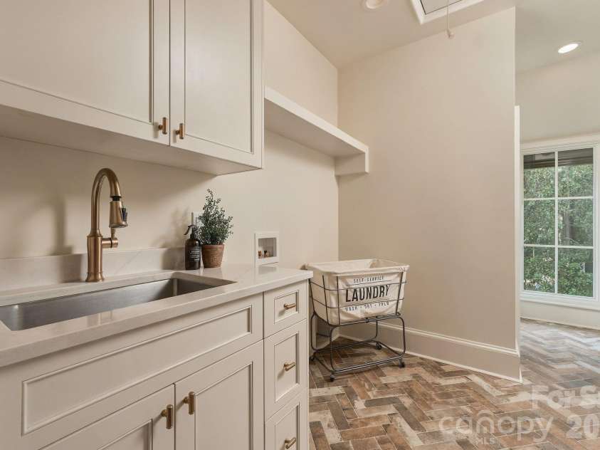 122 Lansdowne Road, Charlotte, NC 28270.  MLS# CAR4431466, YatesRealty ID 56733. Laundry room