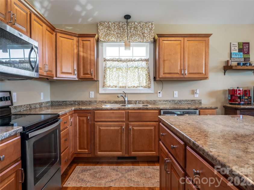 33 Sherman Meadows Drive, East Flat Rock, NC 28726.  MLS# CAR4423057, YatesRealty ID 56736. Open Concept Kitchen