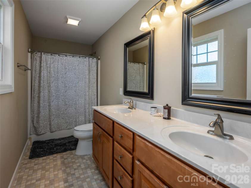 33 Sherman Meadows Drive, East Flat Rock, NC 28726.  MLS# CAR4423057, YatesRealty ID 56736. Primary En Suite Bathroom