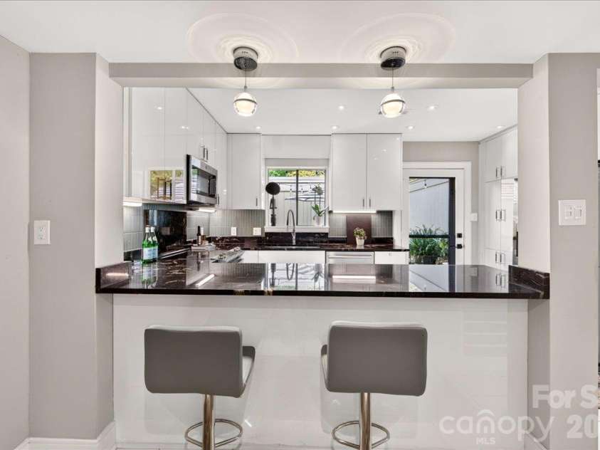 3762 Winding Creek Lane, Charlotte, NC 28226.  MLS# CAR4434831, YatesRealty ID 56737. Breakfast Bar