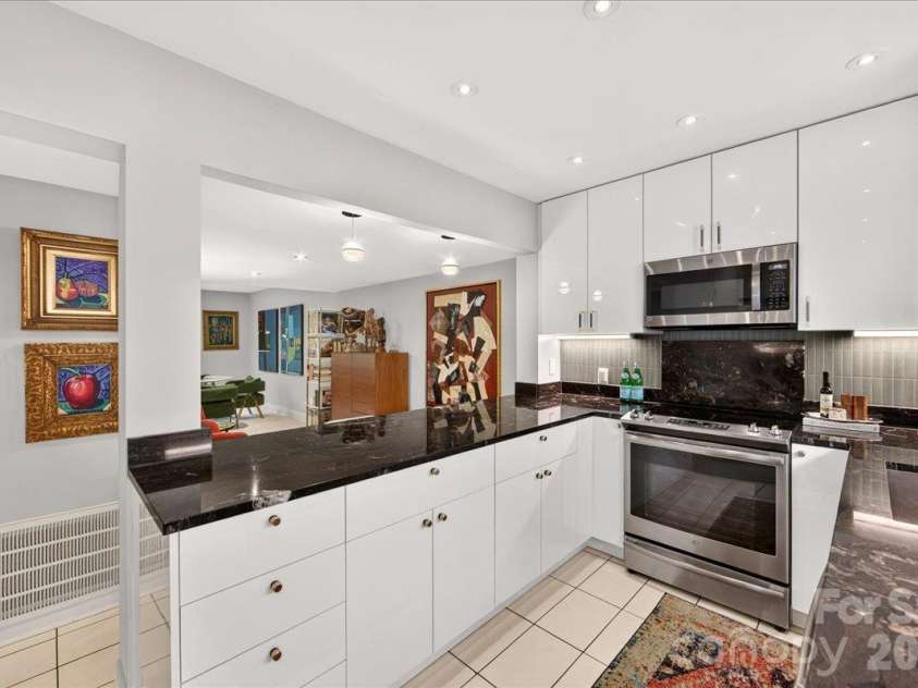 3762 Winding Creek Lane, Charlotte, NC 28226.  MLS# CAR4434831, YatesRealty ID 56737. Open Kitchen and Breakfast Bar