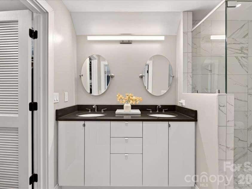 3762 Winding Creek Lane, Charlotte, NC 28226.  MLS# CAR4434831, YatesRealty ID 56737. Primary Bathroom with Double Sink Vanity