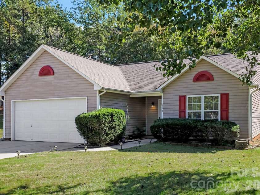6950 Silver Garden Lane, Charlotte, NC 28216.  MLS# CAR4434533, YatesRealty ID 56739. 