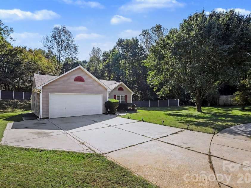6950 Silver Garden Lane, Charlotte, NC 28216.  MLS# CAR4434533, YatesRealty ID 56739. 