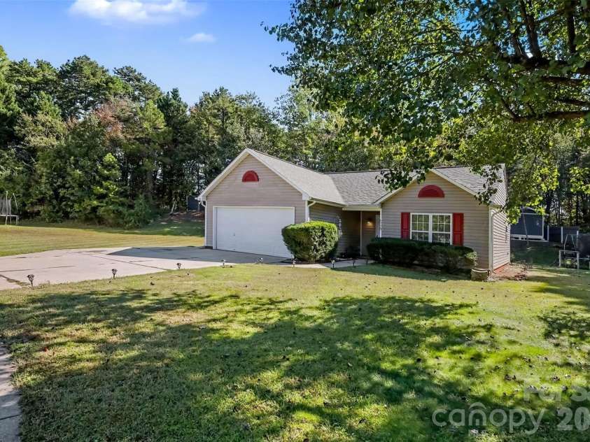 6950 Silver Garden Lane, Charlotte, NC 28216.  MLS# CAR4434533, YatesRealty ID 56739. 