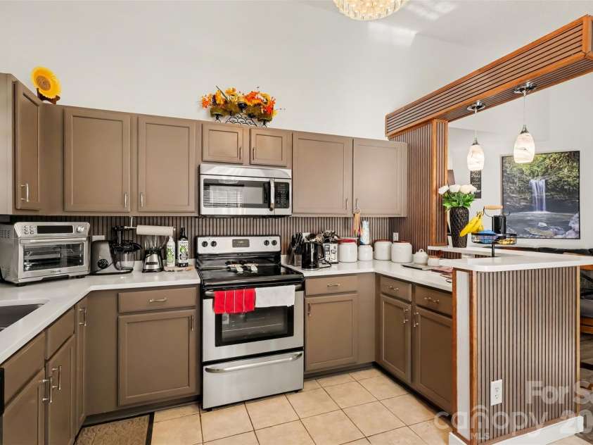 6950 Silver Garden Lane, Charlotte, NC 28216.  MLS# CAR4434533, YatesRealty ID 56739. 
