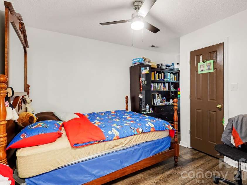 6950 Silver Garden Lane, Charlotte, NC 28216.  MLS# CAR4434533, YatesRealty ID 56739. 