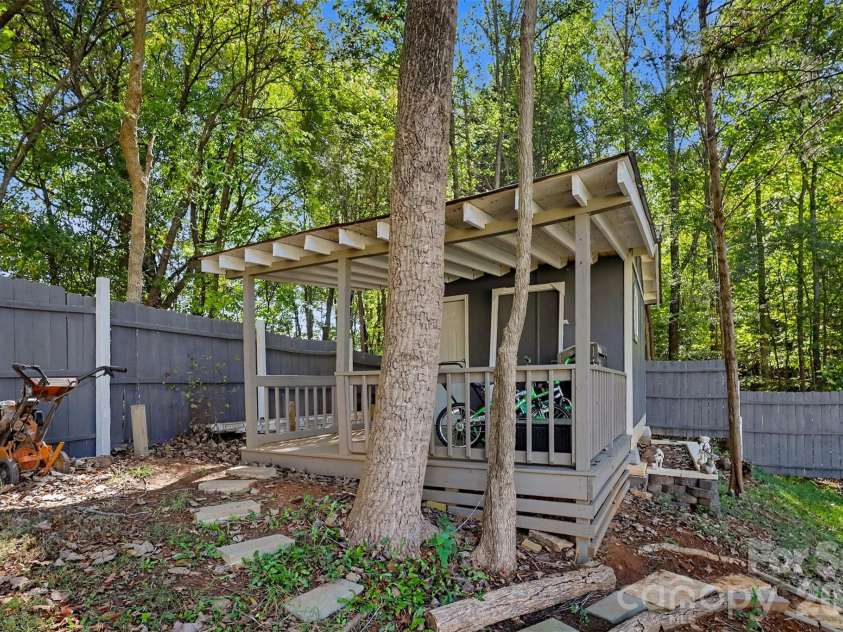 6950 Silver Garden Lane, Charlotte, NC 28216.  MLS# CAR4434533, YatesRealty ID 56739. 