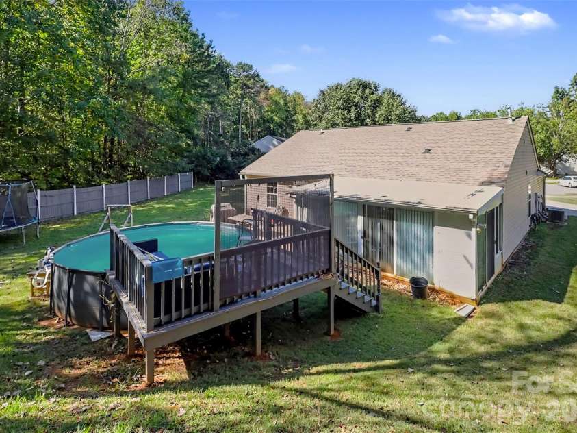 6950 Silver Garden Lane, Charlotte, NC 28216.  MLS# CAR4434533, YatesRealty ID 56739. 