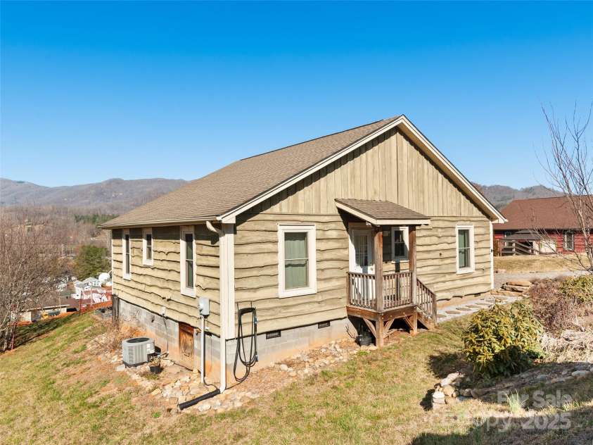131 Bronco Way, Waynesville, NC 28785.  MLS# CAR4233563, YatesRealty ID 5674. 