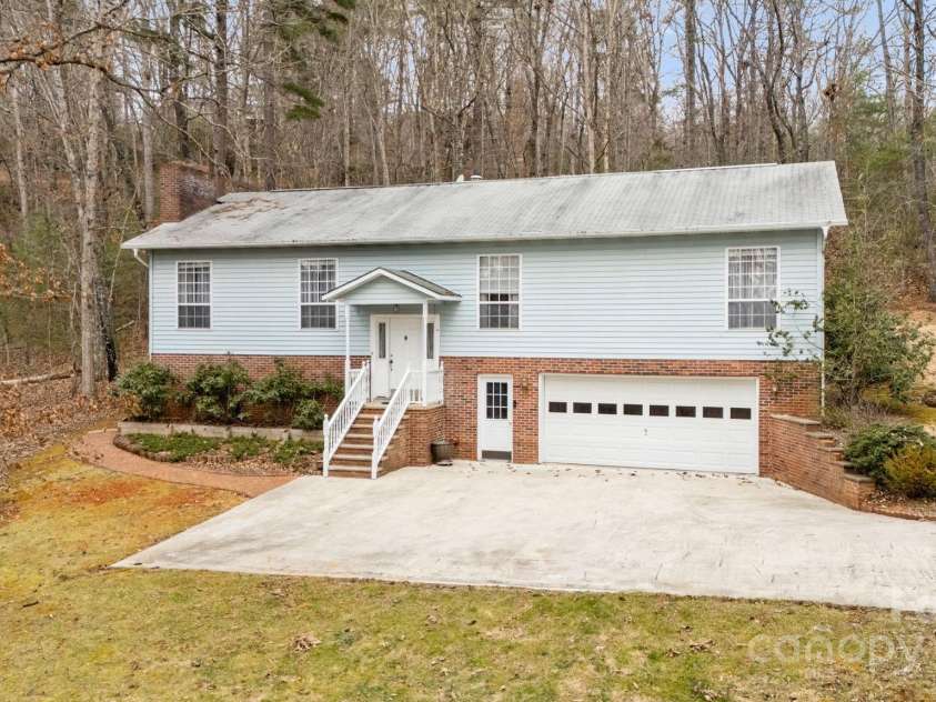 184 Trimont Mountain Road, Franklin, NC 28734.  MLS# CAR4332849, YatesRealty ID 5674. 