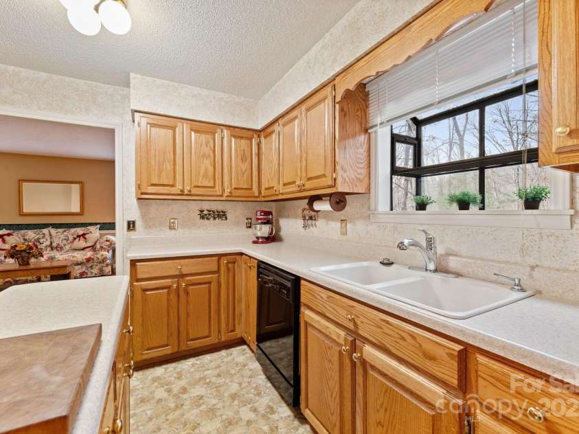 184 Trimont Mountain Road, Franklin, NC 28734.  MLS# CAR4332849, YatesRealty ID 5674. 