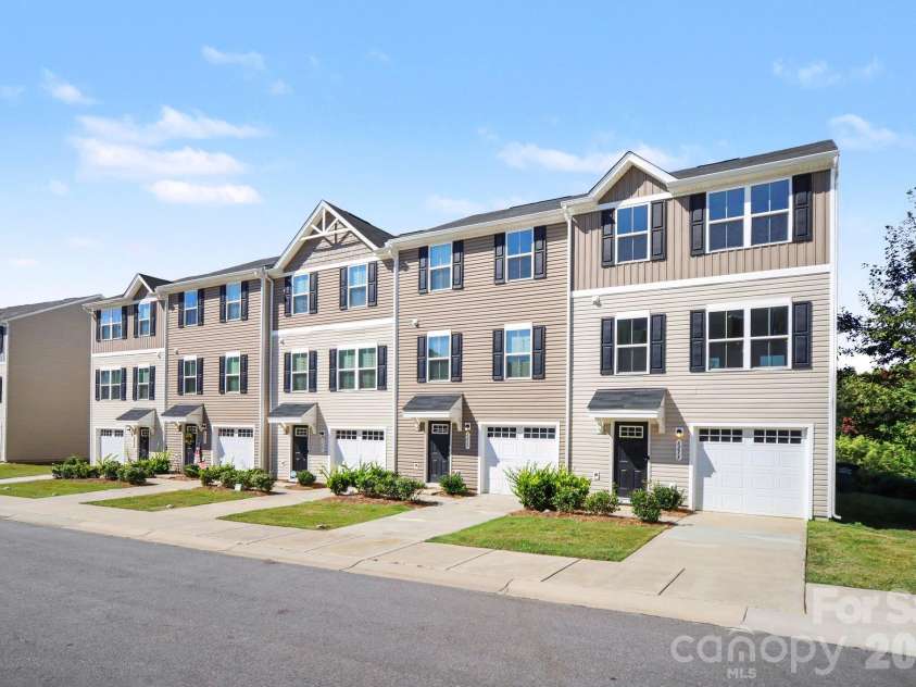 6233 Cutwater Circle, Charlotte, NC 28269.  MLS# CAR4430357, YatesRealty ID 56743. 