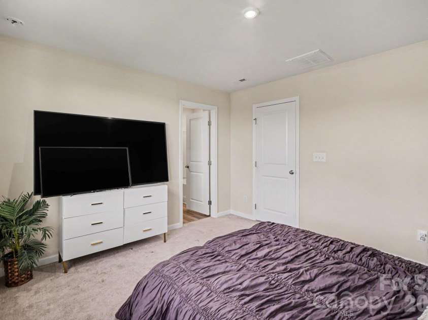 6233 Cutwater Circle, Charlotte, NC 28269.  MLS# CAR4430357, YatesRealty ID 56743. 