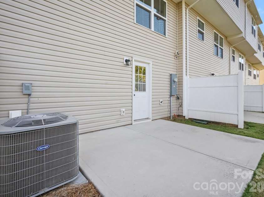 6233 Cutwater Circle, Charlotte, NC 28269.  MLS# CAR4430357, YatesRealty ID 56743. 
