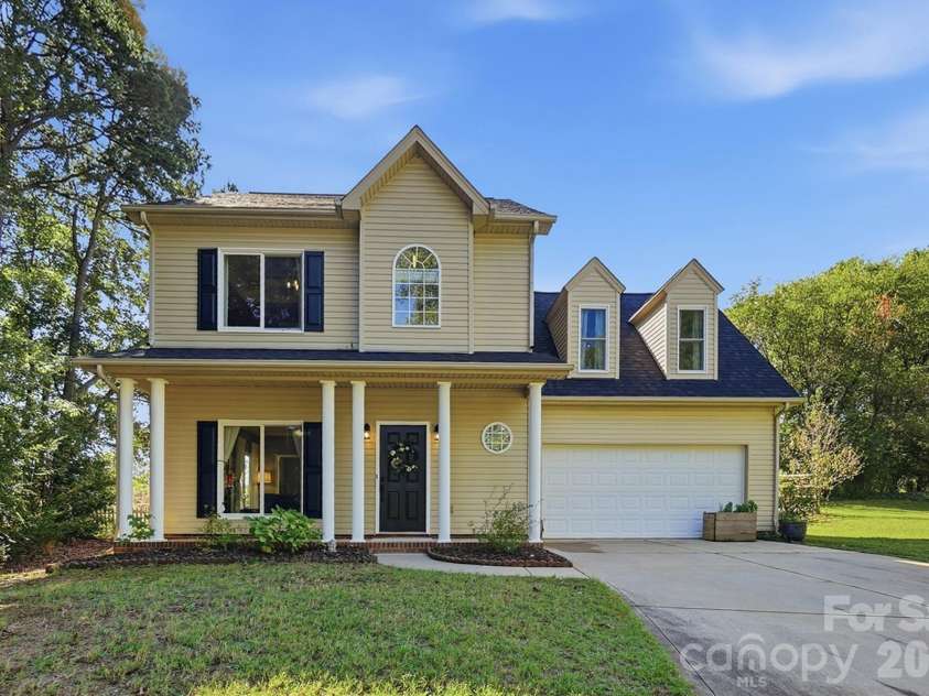 2822 Carriage Crossing Drive, Matthews, NC 28105.  MLS# CAR4433724, YatesRealty ID 56745. 
