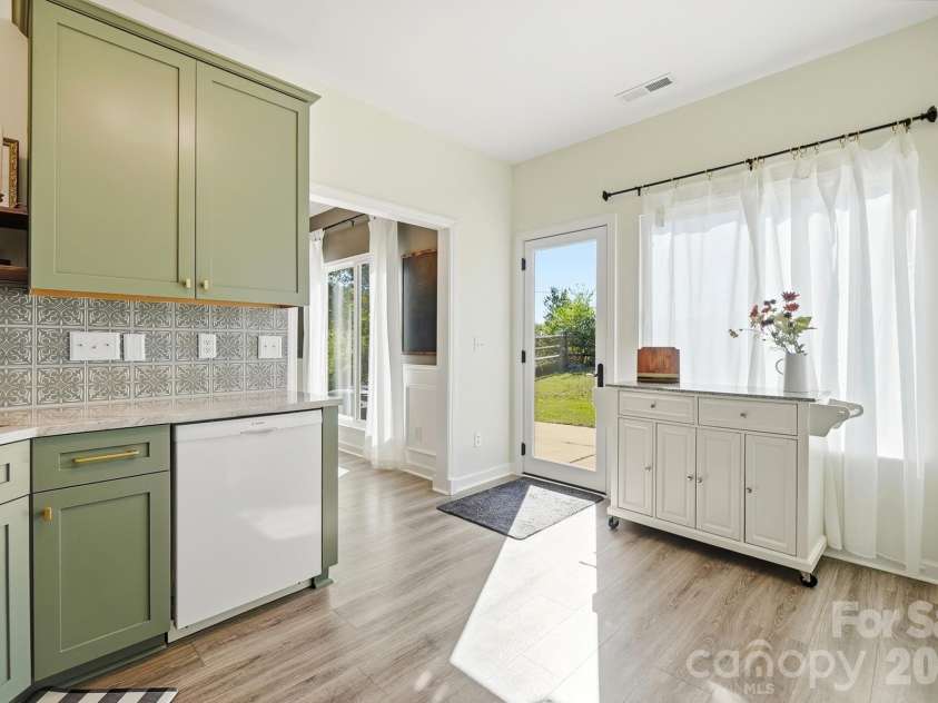 2822 Carriage Crossing Drive, Matthews, NC 28105.  MLS# CAR4433724, YatesRealty ID 56745. 