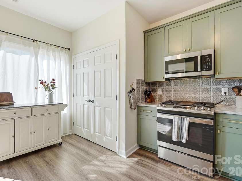 2822 Carriage Crossing Drive, Matthews, NC 28105.  MLS# CAR4433724, YatesRealty ID 56745. 