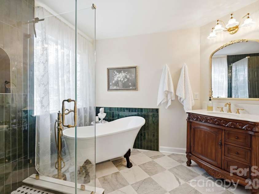 2822 Carriage Crossing Drive, Matthews, NC 28105.  MLS# CAR4433724, YatesRealty ID 56745. 