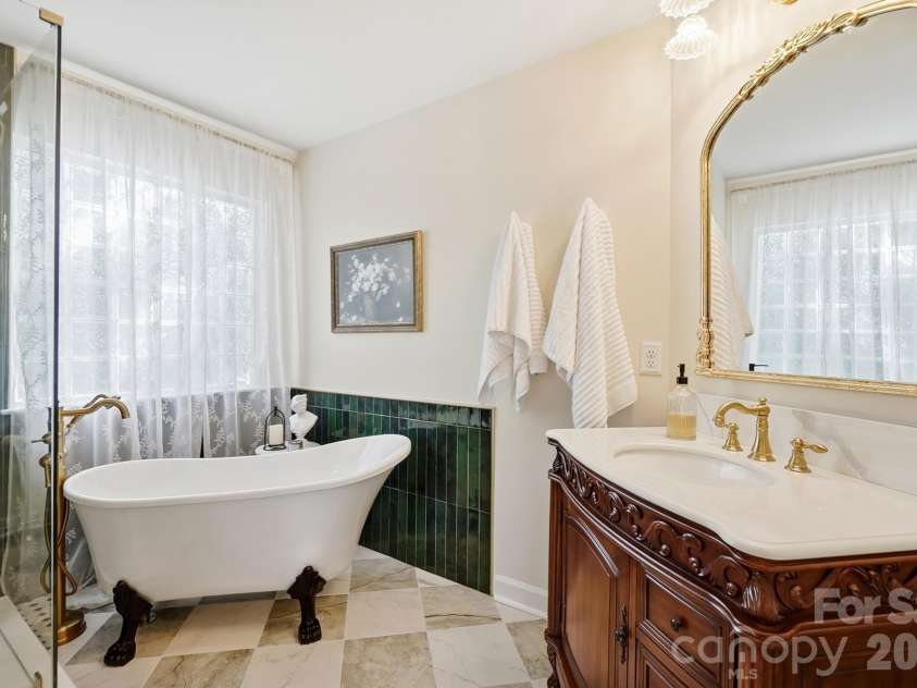 2822 Carriage Crossing Drive, Matthews, NC 28105.  MLS# CAR4433724, YatesRealty ID 56745. 