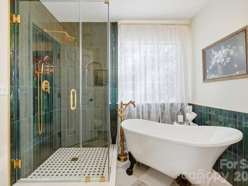 2822 Carriage Crossing Drive, Matthews, NC 28105.  MLS# CAR4433724, YatesRealty ID 56745. 