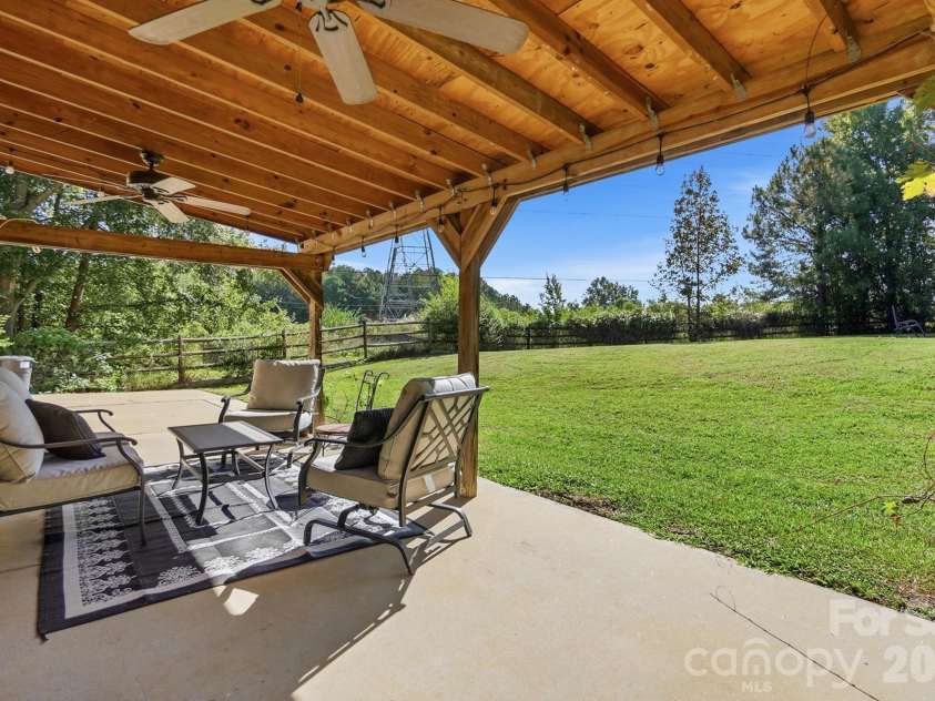 2822 Carriage Crossing Drive, Matthews, NC 28105.  MLS# CAR4433724, YatesRealty ID 56745. 