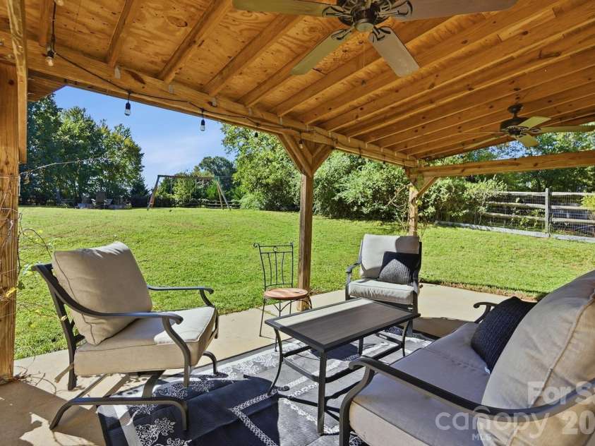 2822 Carriage Crossing Drive, Matthews, NC 28105.  MLS# CAR4433724, YatesRealty ID 56745. 
