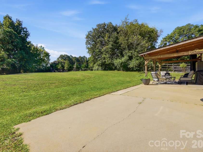 2822 Carriage Crossing Drive, Matthews, NC 28105.  MLS# CAR4433724, YatesRealty ID 56745. 