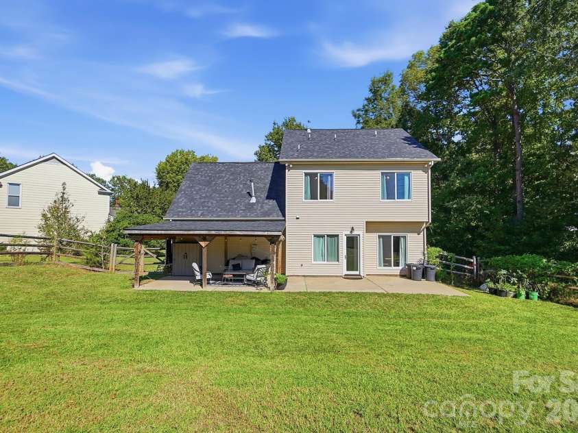 2822 Carriage Crossing Drive, Matthews, NC 28105.  MLS# CAR4433724, YatesRealty ID 56745. 