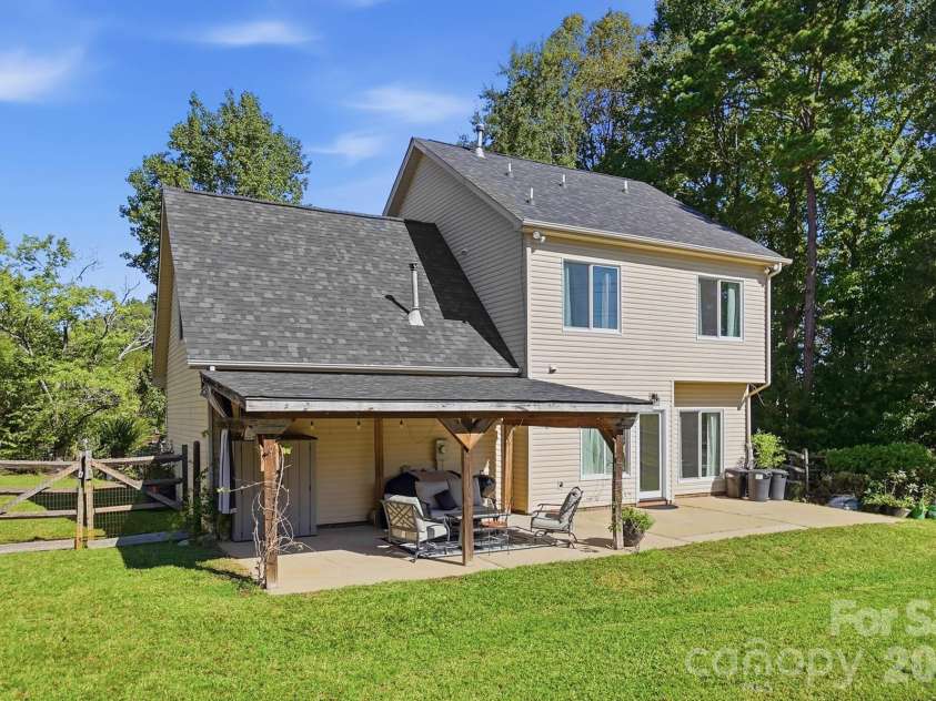 2822 Carriage Crossing Drive, Matthews, NC 28105.  MLS# CAR4433724, YatesRealty ID 56745. 