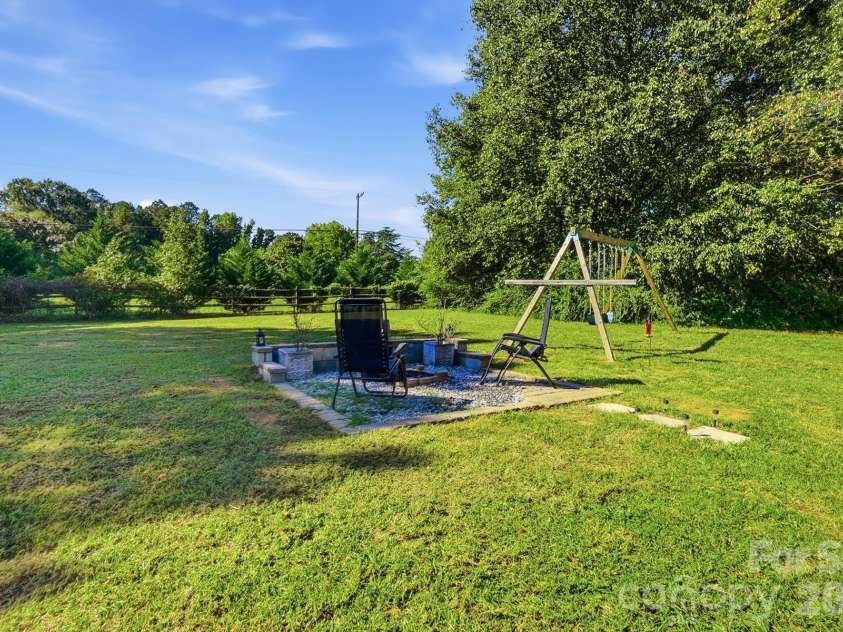 2822 Carriage Crossing Drive, Matthews, NC 28105.  MLS# CAR4433724, YatesRealty ID 56745. 
