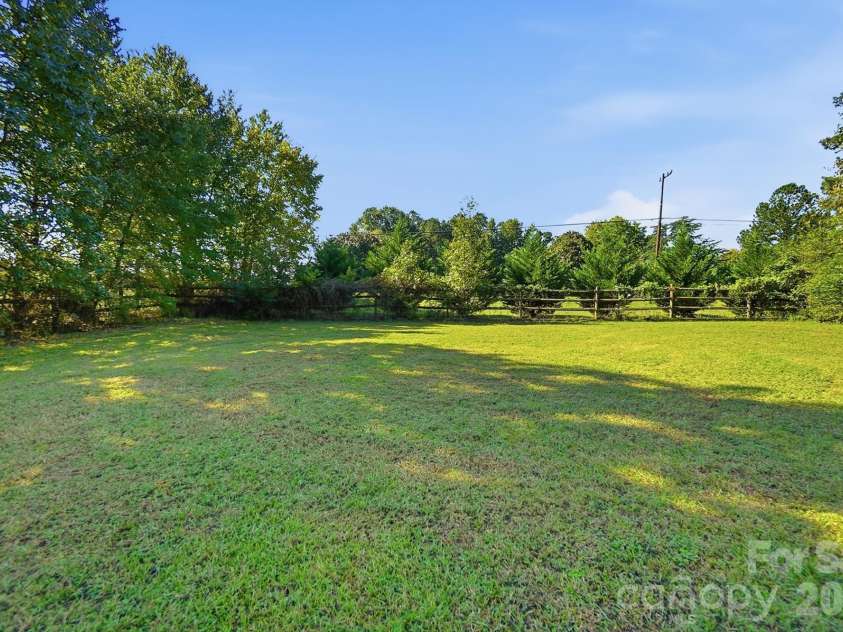 2822 Carriage Crossing Drive, Matthews, NC 28105.  MLS# CAR4433724, YatesRealty ID 56745. 