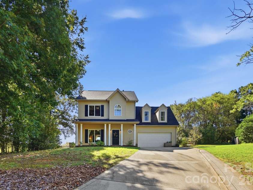2822 Carriage Crossing Drive, Matthews, NC 28105.  MLS# CAR4433724, YatesRealty ID 56745. 