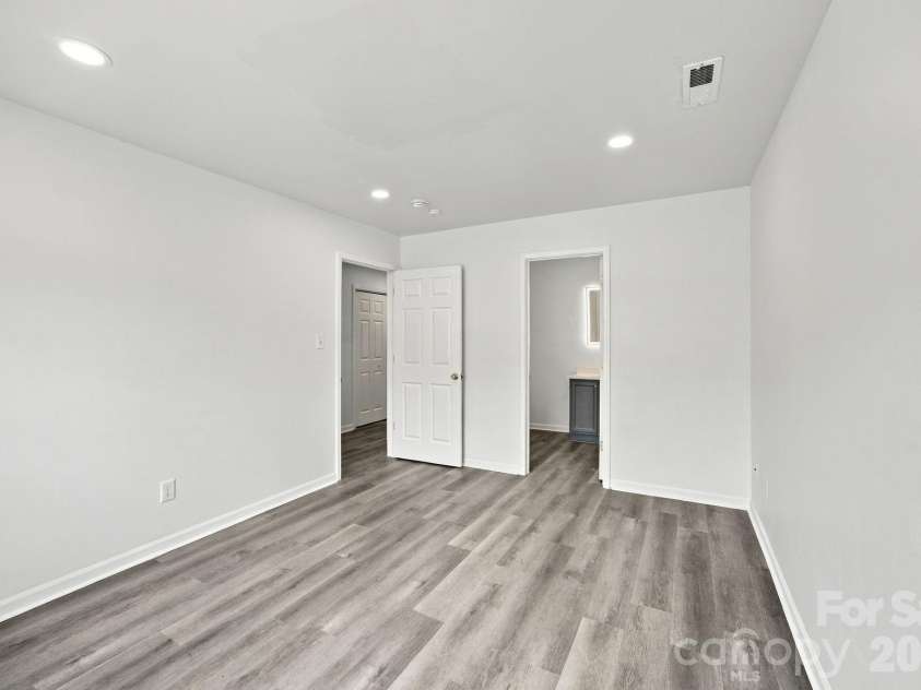 5333 Esther Lane, Charlotte, NC 28214.  MLS# CAR4398056, YatesRealty ID 56746. 