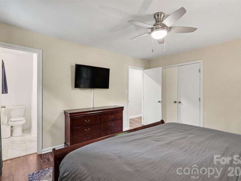 11538 Gelding Drive, Charlotte, NC 28215.  MLS# CAR4422682, YatesRealty ID 56750. 
