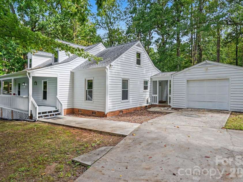 11538 Gelding Drive, Charlotte, NC 28215.  MLS# CAR4422682, YatesRealty ID 56750. Attached garage