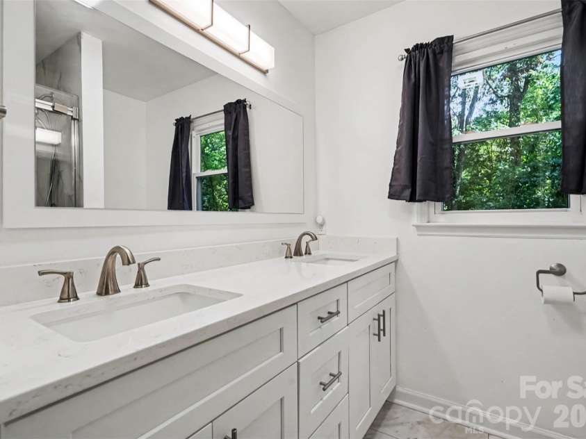 11538 Gelding Drive, Charlotte, NC 28215.  MLS# CAR4422682, YatesRealty ID 56750. Full bathroom in hallway