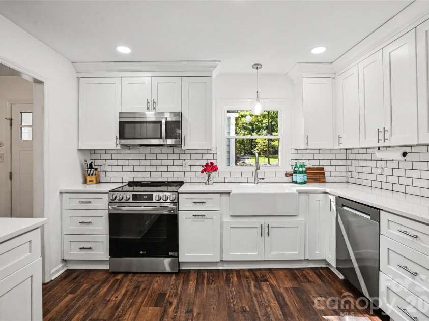 11538 Gelding Drive, Charlotte, NC 28215.  MLS# CAR4422682, YatesRealty ID 56750. Fully renovated kitchen features SS appliances and quartz counters