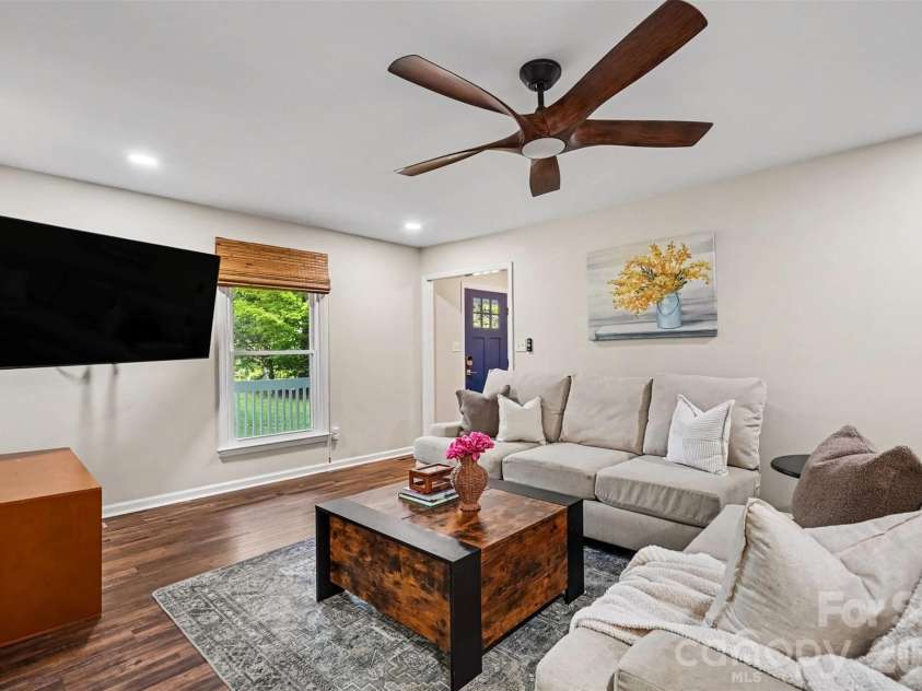 11538 Gelding Drive, Charlotte, NC 28215.  MLS# CAR4422682, YatesRealty ID 56750. Large living room