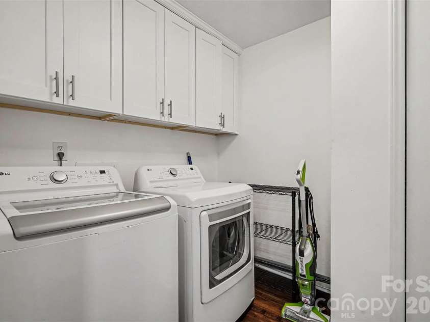 11538 Gelding Drive, Charlotte, NC 28215.  MLS# CAR4422682, YatesRealty ID 56750. Laundry room on main level