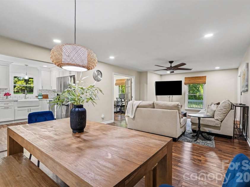 11538 Gelding Drive, Charlotte, NC 28215.  MLS# CAR4422682, YatesRealty ID 56750. Open floor plan