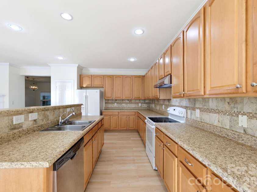 529 Putting Drive, Fort Mill, SC 29715.  MLS# CAR4434078, YatesRealty ID 56751. 