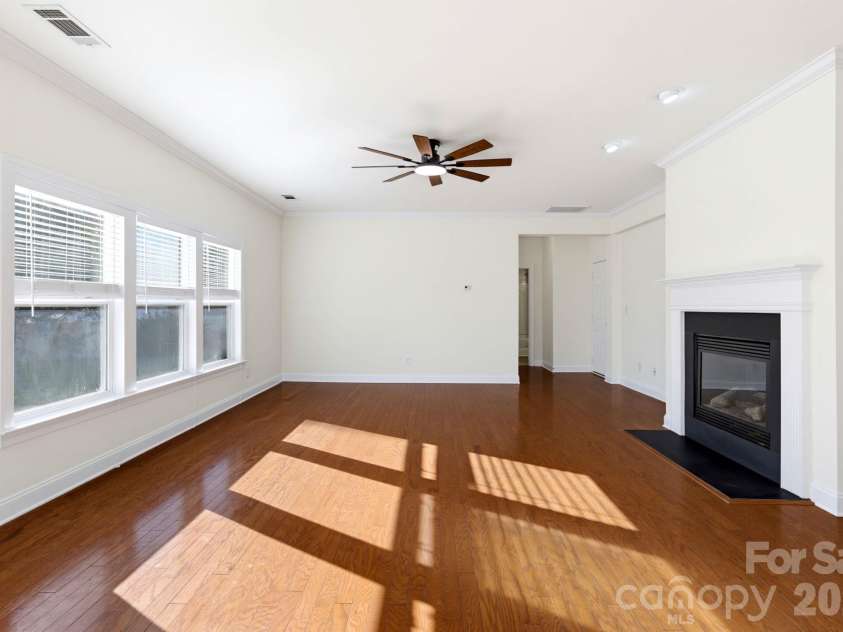 529 Putting Drive, Fort Mill, SC 29715.  MLS# CAR4434078, YatesRealty ID 56751. Great Room