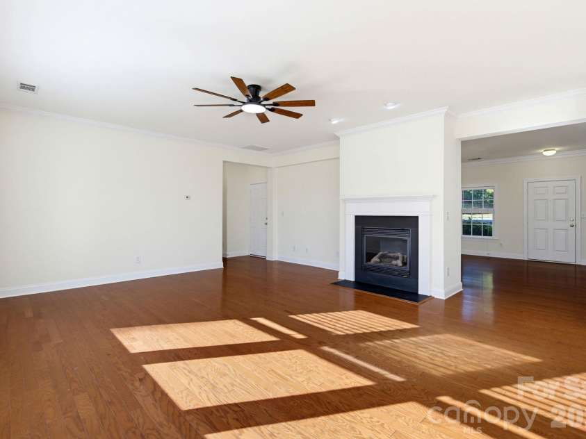 529 Putting Drive, Fort Mill, SC 29715.  MLS# CAR4434078, YatesRealty ID 56751. Living Room