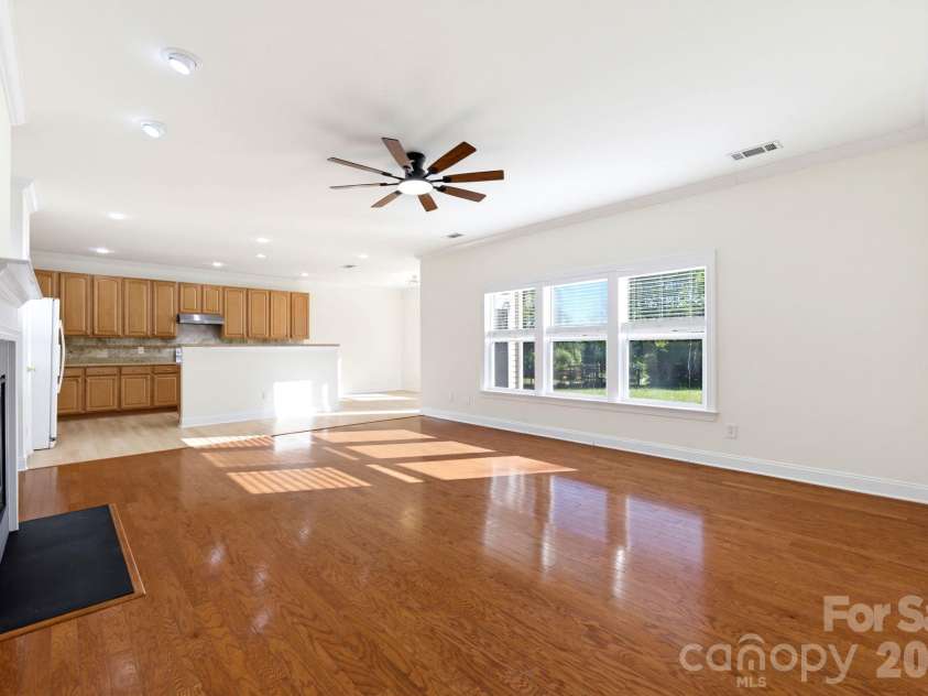 529 Putting Drive, Fort Mill, SC 29715.  MLS# CAR4434078, YatesRealty ID 56751. Living Room