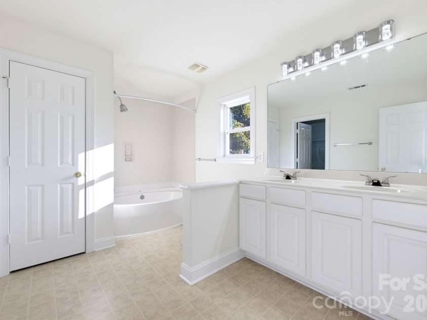 529 Putting Drive, Fort Mill, SC 29715.  MLS# CAR4434078, YatesRealty ID 56751. Primary Bathroom