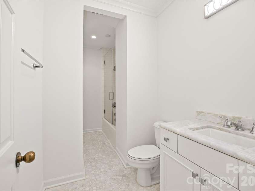 922 Cherokee Road, Charlotte, NC 28207.  MLS# CAR4433884, YatesRealty ID 56755. Full Bathroom