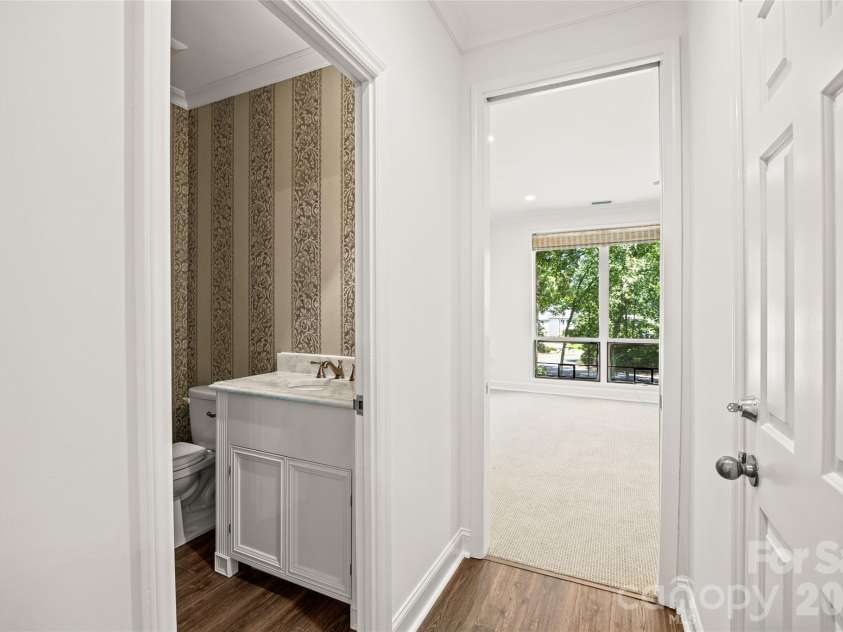 922 Cherokee Road, Charlotte, NC 28207.  MLS# CAR4433884, YatesRealty ID 56755. Hall bath