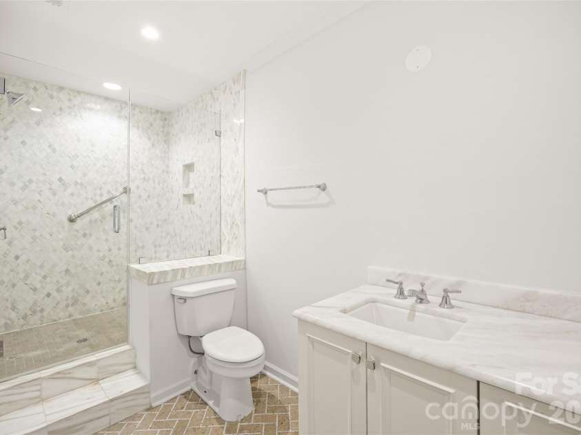922 Cherokee Road, Charlotte, NC 28207.  MLS# CAR4433884, YatesRealty ID 56755. Primary Bathroom