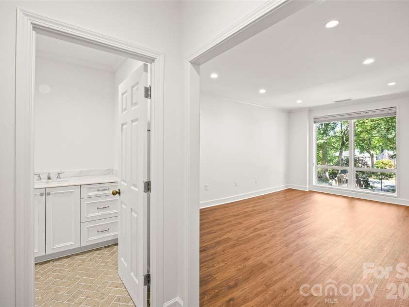922 Cherokee Road, Charlotte, NC 28207.  MLS# CAR4433884, YatesRealty ID 56755. Primary Bedroom